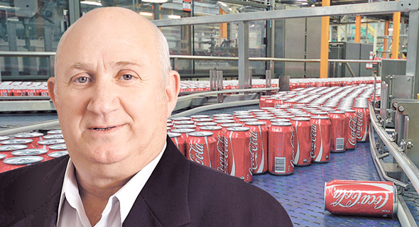 איציק אברכהן מנכל שופרסל קו ייצור של קוקה קולה, צילום: בלומברג, סיון פרג'