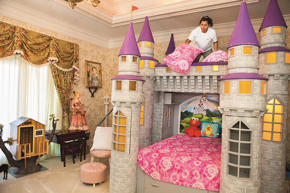 חדר הילדים באחוזת סיגל, פלורידה. השחזור של ארמון ורסאי נהפך לעיקול ענקי 
