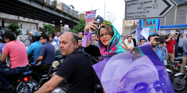 הפגנת תמיכה בנשיא חסן רוחאני, בטהרן, צילום: איי פי