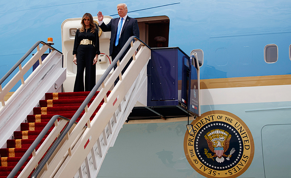 טראמפ ורעייתו מלניה יורדים מהמטוס הנשיאותי אייר פורס 1 בסעודיה, צילום: איי פי
