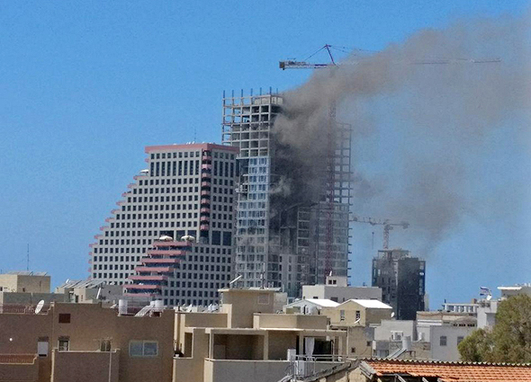 שריפה ב מגדל בשלבי בנייה ברחוב הירקון ב תל אביב 