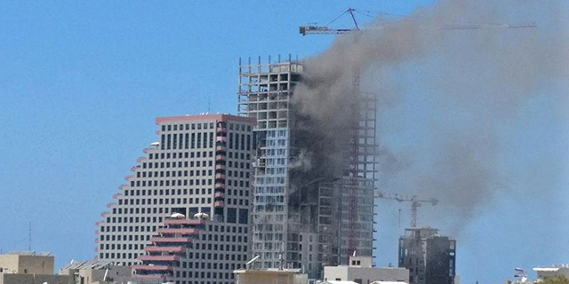 הכבאים השתלטו על השריפה במגדל &quot;טיילת דוד&quot; בתל אביב, 4 נפצעו קל