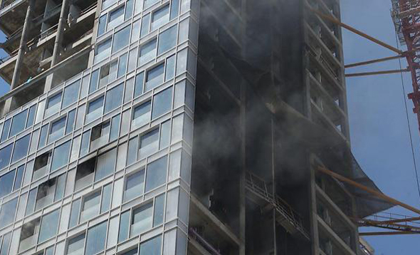 שריפה ב מגדל בשלבי בנייה ברחוב הירקון ב תל אביב 3, צילום: מוטי קמחי