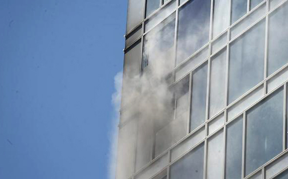 שריפה ב מגדל בשלבי בנייה ברחוב הירקון ב תל אביב 4, צילום: מוטי קמחי