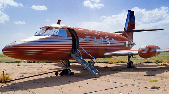 מטוס הלוקהידג'טסטאר 1962 של אלביס. עיצוב של מלך הרוק אנד רול