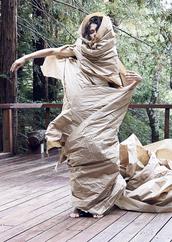 אנתוני בעבודתה החדשה "ריקוד נייר". "ללמוד לחיות מתוך הגוף ולא מתוך הראש", צילום: Pak Han