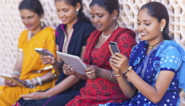 נשים מהודו עם סמארטפונים