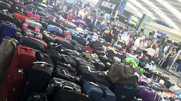 מזוודות ו תורים ב נמל התעופה הית'רו בלונדון עקב תקלה במחשבי בריטיש איירווייז