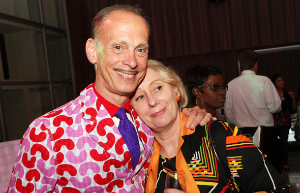 סטול עם ג'ון ווטרס. "הוא אחד החברים הכי טובים שלי"