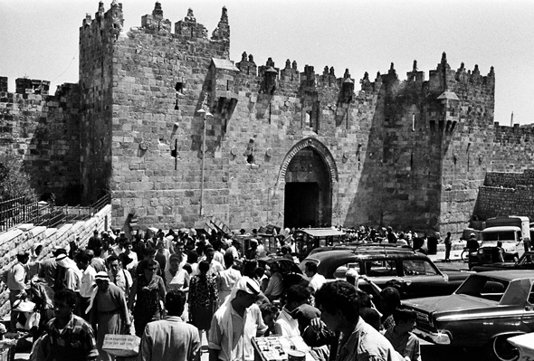 פלסטינים מחוץ לשער שכם בירושלים, יולי 1967. כמחצית מהפלסטינים החלו אז לעבוד בישראל