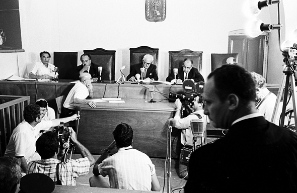 מאיר שמגר (עם הגב) כיועמ"ש, בוועדת חקירת הצתת מסגד אל־אקצא, שנכבש בששת הימים, 1969