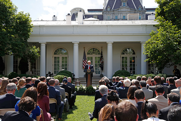 נשיא ארה"ב דונלד טראמפ, בעת ההכרזה על הפרישה מהסכם פריז, צילום: איי פי