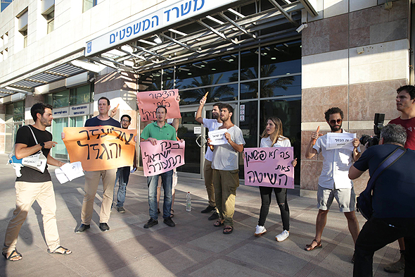 הפגנה אסיפת נושים אליעזר פישמן הסדר חוב , צילום: אוראל כהן