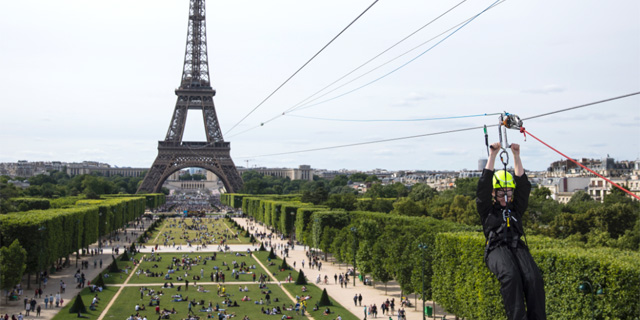 אטרקציה חדשה בפריז: גלישת אומגה ממגדל אייפל 