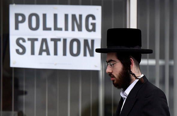 יהודי חרדי ליד קלפי בלונדון, צילום: רויטרס