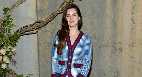 הזמרת לנה דל ריי. קורטני לאב היא מעריצה גדולה שלה