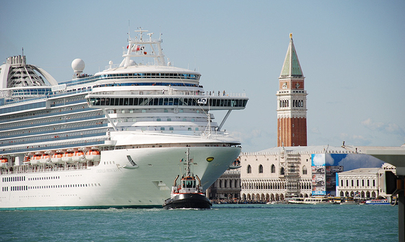 אוניה בוונציה. בעבר נקבע כי מקומיים יקבלו קדימות בעלייה על כלי שייט, צילום:Flickr /Ed Wohlfahrt