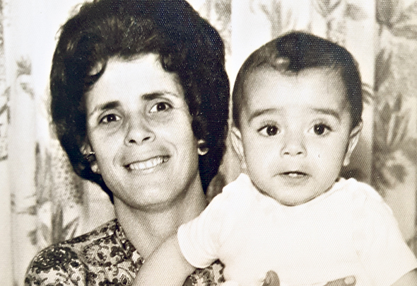 1963. שמוליק יפרח עם אמו אסתר בביתם בדימונה