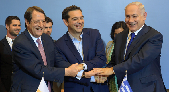 מימין: בנימין נתניהו, ראש ממשלת יוון אלכסיס ציפראס ונשיא קפריסין ניקוס אנסטסיאדס. שת"פ כלכלי
