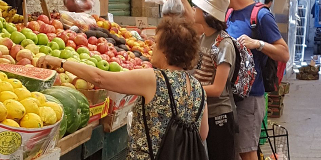 נגידת בנק ישראל קרנית פלוג עורכת קניות בשוק מחנה יהודה, צילום: כלכליסט
