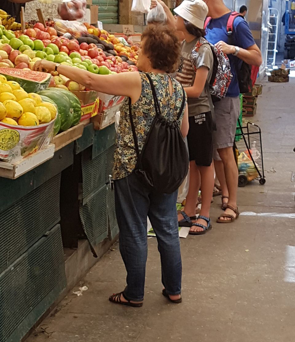 נגידת בנק ישראל קרנית פלוג עורכת קניות בשוק מחנה יהודה