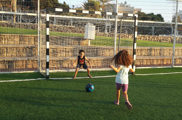 ילדים משחקים כדורגל. מבט על מדינות ספורט מפותחות מגלה שבכולן יש תרבות ספורט חזקה שמטופחת במועדוני ספורט, שקיימים בכל שכונה, עיירה, כפר, קהילה.