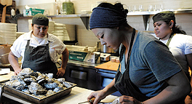 אלי קאראן עובדת מטבח ב בולטימור, צילום: גטי אימג'ס
