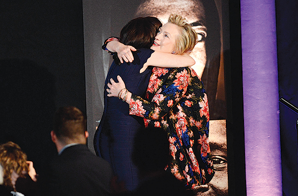 עם הילארי קלינטון. "אני מקווה שהילדים שלי יראו אשה בתפקיד הנשיאה", צילום: שחר עזרן/נשים עבור נשים