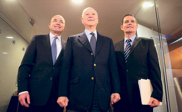 שלמה ינאי, פיליפ פרוסט וג'רמי לוין במסיבת העיתונאים עם פרישת ינאי ב-2012. זה היה הסוף של מורשת הורביץ