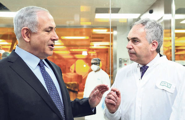 ויגודמן וראש הממשלה בנימין נתניהו במפעל טבע בירושלים ב־2014. ואולי עוד יזכה בקרדיט על עסקה שהצילה את החברה, צילום: סיו פרג
