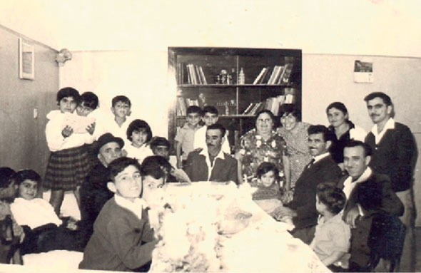 נחום עם המשפחה המורחבת, 1967. "ישנו 4 ילדים בחדר בשיטת רגליים־ראש"