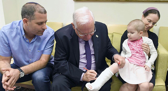 ראובן ריבלין עם הילדה עדי יקיר חולת סרטן ה משבר ב הדסה, צילום: מארק ניימן לע"מ
