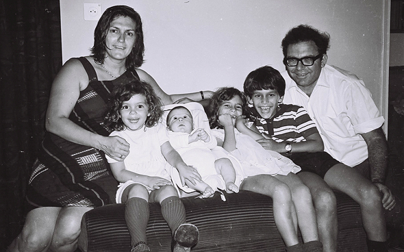 1974. אסנת לבציון בת ה־6 (באמצע) עם הוריה נחמיה ותרצה ואחיה שיקו (10), נגה (4) ואבנר (חצי שנה), בירושלים
