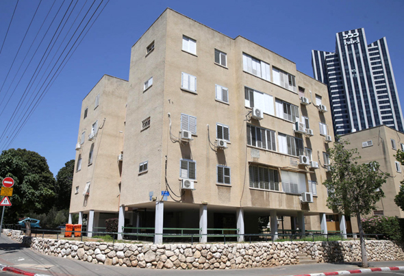 הבניין ברחוב הצנחנים בתל אביב שנמצא בפני פינוי־בינוי. ישראלה רינגהאם לוי, בעלת דירה בבניין: "לא בהכרח בוחרים את היזם שמציע הכי הרבה שטח"