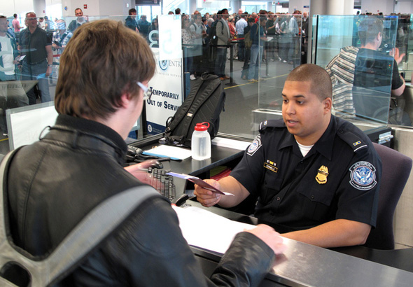 ביקורת דרכונים בנמל התעופה קנדי בניו יורק , צילום: ויקיפדיה 