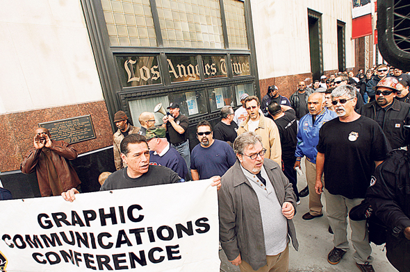 עובדי "לוס אנג'לס טיימס" מפגינים נגד הרעה בתנאי העסקתם, בתקופתו של זל. "הייתי נוקשה, אבל לא טעיתי"