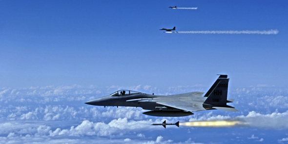 מטוסי F15 יורים טילים מונחי מכ"מ, צילום: Popular Mechanics