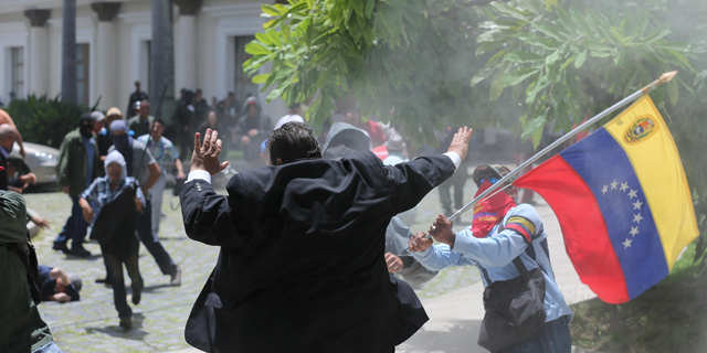 דרמה בוונצואלה: מתפרעים פרצו לפרלמנט ופצעו חברי אופוזיציה, נשמעו קולות נפץ