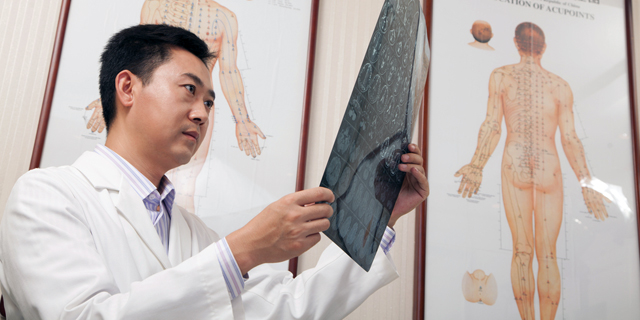 טביעות אצבע? בסין דורשים מאנשים גם צילומי איברים פנימיים