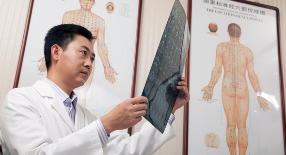 רופא סיני ותצלומי דימות רפואי, צילום: שאטרסטוק