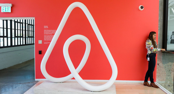 מטה Airbnb. הטענות נגד החברה נוגעות להתייקרות מחירי השכירות במרכזי הערים 