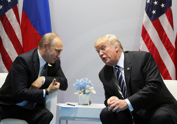 טראמפ נפגש עם פוטין במהלך הפסגה, צילום: אי פי איי