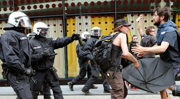 מפגינים מתעמתים עם שוטרים בפסגת ה-G20 בעיר המבורג, גרמניה, צילום: אי פי איי