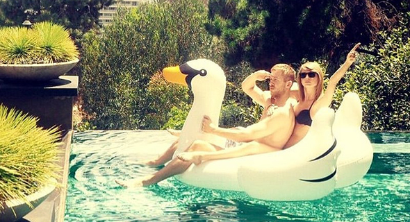 טיילור סוויפט ו קלווין האריס על ברבור מתנפח בבריכה, צילום: Taylor Swift 