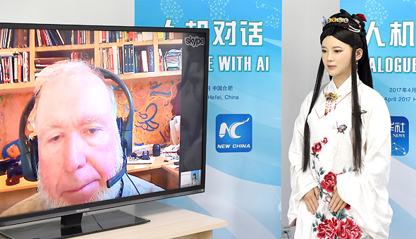 קלי משוחח עם Jia Jia, רובוטית סינית בעלת יכולת תנועה והבעות פנים. “אנחנו מציידים את המכשירים שלנו בחושים כדי שהם יידעו אם אנחנו במצב רוח טוב ויגיבו אלינו ברגישות, כפי שהיינו מצפים מחבר טוב", צילום: איי אף פי
