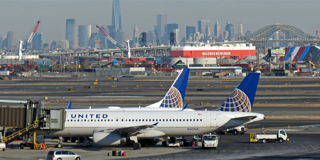 מעל 700 עובדים בשדות התעופה באזור ניו יורק הכריזו על שביתה