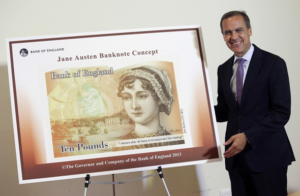 תמונה זו שצולמה ביולי 2013 ובה נראה את מארק קארני, ניגד הבנק המרכזי של אנגליה,  לצד עיצוב הקונספט של השטר החדש של 10 ליש"ט, ובו דיוקן הסופרת ג'יין אוסטן