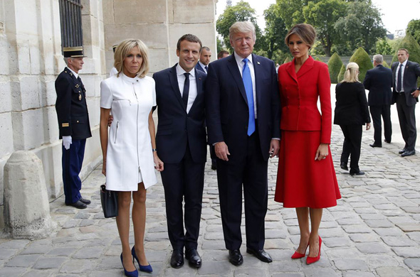 מימין נשיא ארה"ב טראמפ ורעייתו מלניה עם נשיא צרפת מקרון ורעייתו בריז