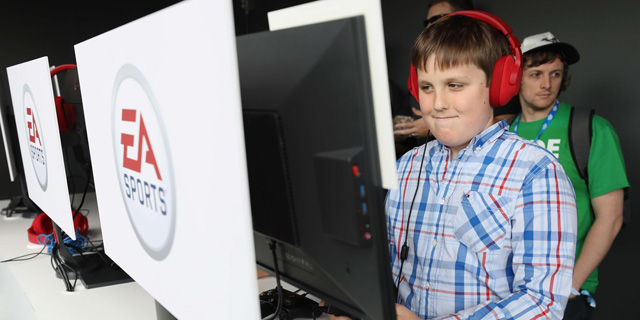 ילד משחק משחק מחשב של EA ספורטס, צילום: איי אף פי