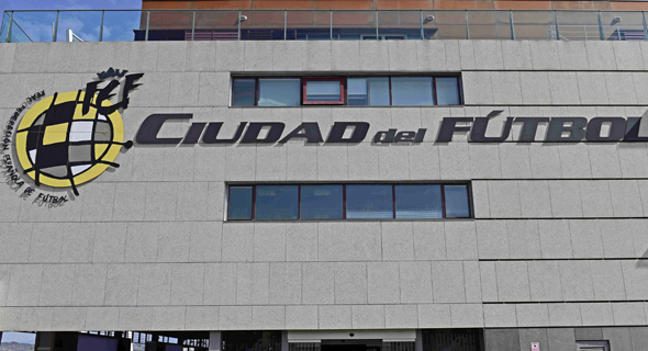 משרדי ההתאחדות לכדורגל בספרד. וייאר עצור ביחד עם בנו, גורקה ועסקנים אחרים בהתאחדות לכדורגל הספרדית. הם עצורים כחלק מעבודה של צוות מיוחד שעוסק בשחיתות בספורט וקיבל את המדנט מהרשויות הספרדיות. 